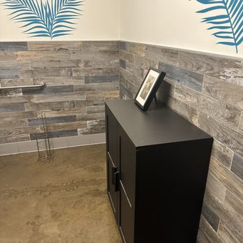 TidePoole's - Bathroom (you would need to use the top of this furniture if you needed to change your baby's diaper). - Breakfast & Brunch Near Me - Newport Beach, California