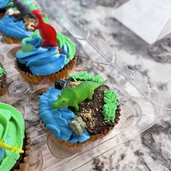 Crystals Cupcakes and Rouleau - So cool! - Custom Cakes Near Me Crystals Cupcakes and Rouleau - So cool! - Custom Cakes Near Me