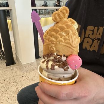 Somisomi - Cookies and cream / banana pudding swirl w macaron and a fish - Desserts Near Me - Thornton, Colorado