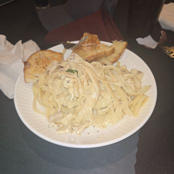 Awnie’s Italian Cuisine - Chicken fettuccine Alfredo - Martinsville, IN