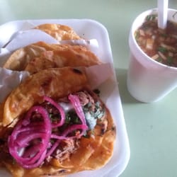 Tacos de Birria El Paisa - Tacos dorados de birria con consomé.