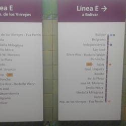 Estación Jujuy - Línea E - Carteres que te indican por cuál lado ir a tal estación