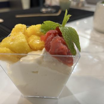 Lynnwood Pho - Homemade yogurt adorned with fruit. - Vietnamese Near Me - Lynnwood, Washington Lynnwood Pho - Homemade yogurt adorned with fruit. - Vietnamese Near Me - Lynnwood, Washington
