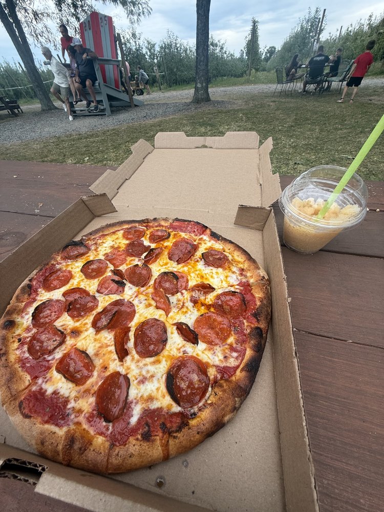 Apples And Moore Logo