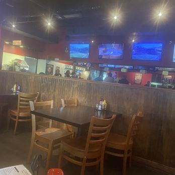 Lynnwood Grill & Brewing Concern - Seating and bar area - Pizza Near Me - Raleigh, North Carolina Lynnwood Grill & Brewing Concern - Seating and bar area - Pizza Near Me - Raleigh, North Carolina