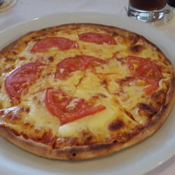 Pizza mit frischen Tomaten
