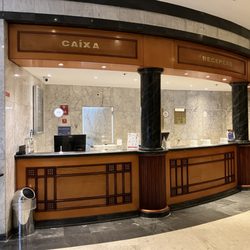 Radisson Blu Lisboa - April 2022 front concierge