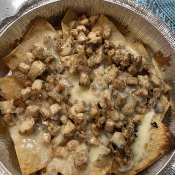 Cielito Lindo Restaurant - Chicken Nachos al Carbon - Chicken was seasoned and tender, chips tasted like they were fried in old oil. Overall good! - Mexican Near Me - Waller, Texas