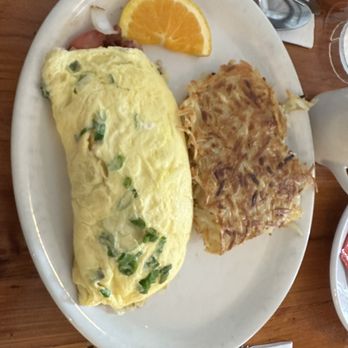 Moke’s Bread And Breakfast - Moke Nui omelet w/hashbrown = Winnah! - Breakfast & Brunch Near Me - Honolulu, Hawaii Moke’s Bread And Breakfast - Moke Nui omelet w/hashbrown = Winnah! - Breakfast & Brunch Near Me - Honolulu, Hawaii