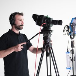 Studio 18 - Camera Blackmagic Studio 4k sur plateau avec opérateur