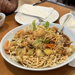 Mr Z Noodle House - Fried noodle w chicken, shrimp and pork