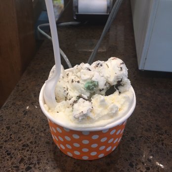 Sprinkles - Small cup of mint Oreo and vanilla - Ice Cream & Frozen Yogurt Near Me - Potomac, Maryland