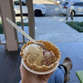 Jeni's Splendid Ice Creams - Enjoying the ice cream - Ice Cream & Frozen Yogurt Near Me - Houston, Texas