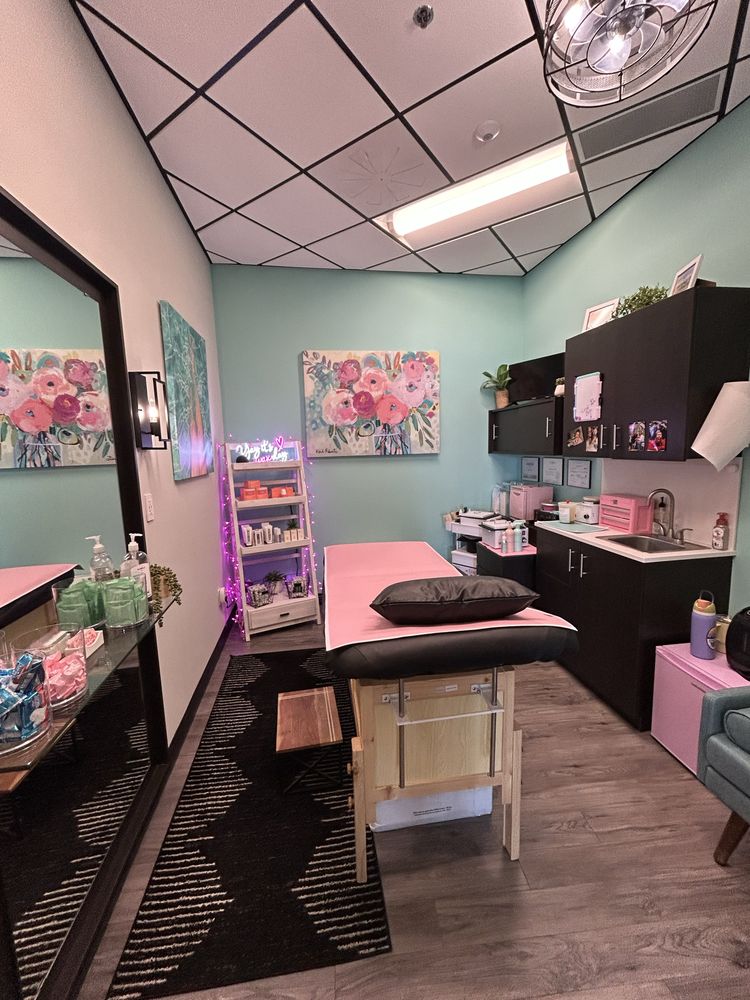 Peachy Keen Waxing Studio Logo