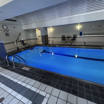 Courtyard by Marriott Chicago Downtown/River North - Hotels Near Me - Chicago, Illinois