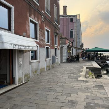 Hotel Vecellio - The entrance right and our windows facing the water - Hotels & Travel Near Me - Venezia, 34