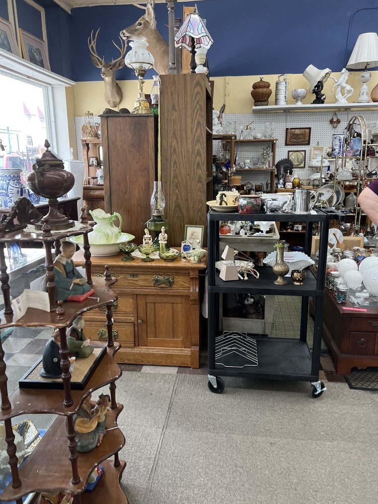 Biggar & Biggar Antique Mall Image