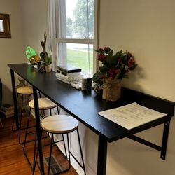 Brie & Bartlett - Counter top seating area
