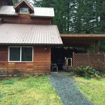 Almost Paradise Lodging - Front of cabin and hot tub. - Guest Houses Near Me - Ashford, Washington