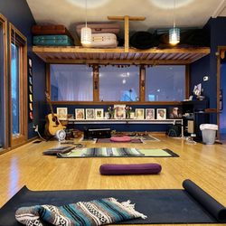 Santosha - Peaceful space to meditate and do yoga