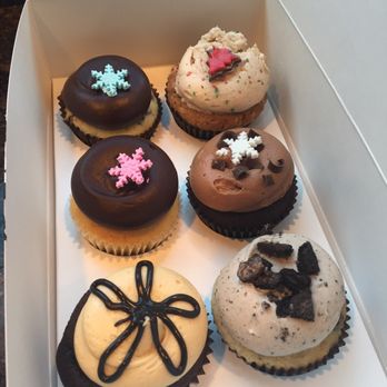 Georgetown Cupcake - Santas chocolate chip, Christmas cookie, mrs. Claus cocoa, cookies and cream, peanut butter, and vanilla and chocolate - Cupcakes Near Me - Washington, DC, District of Columbia Georgetown Cupcake - Santas chocolate chip, Christmas cookie, mrs. Claus cocoa, cookies and cream, peanut butter, and vanilla and chocolate - Cupcakes Near Me - Washington, DC, District of Columbia