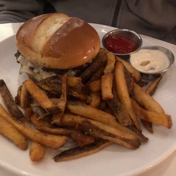 Olive + Oak - O&O burger - Wine Bars Near Me - Saint Louis, Missouri