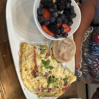 Another Broken Egg Cafe - Omelet and fruit - Sandwiches Near Me - Strongsville, Ohio