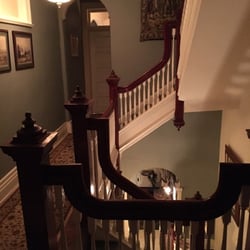 Auberge King Edward - The upstairs banister/landing.