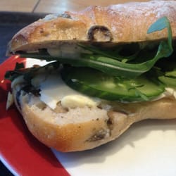 Niehaves - Lecker Oliven-Baguette dazu eigens kreierte Mischung aus Remoulade, Gurken, Rucola und Mozzarella :))