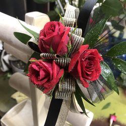 The Flower Mine - Wristlet corsage red spray roses italian ruscus