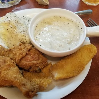 Golden Corral Buffet & Grill - Fried chicken and catfish, mashed potatoes with gravy and extra gravy. Yum! - American Near Me - Fort Worth, Texas