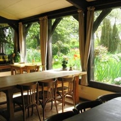 La Lionnière - Salle de la ferme auberge avec vue imprenable sur le jardin