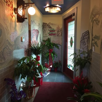 Maple Palace Chinese Restaurant - the entrance to the restaurant - Chinese Near Me - Sidney, British Columbia