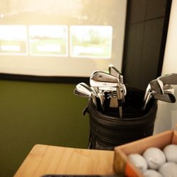 Blades Golf Lounge - Indoor golf simulator