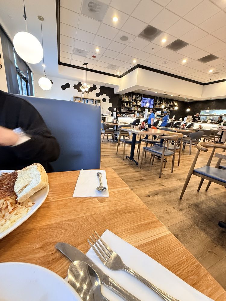 Broken Yolk Cafe - Photo 2