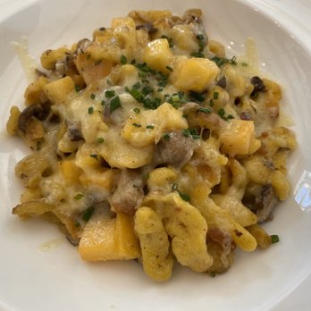 Hotel Pilatus-Kulm - Spätzle mit Gemüse und Käse - Hotels Near Me - Hergiswil, NW