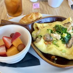Chicken mushroom spinach, crêpe with a side of fruit