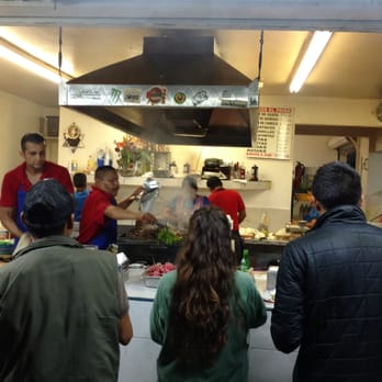 El Paisa - Customers ordering their tacos - Tacos Near Me - Ensenada, BCN El Paisa - Customers ordering their tacos - Tacos Near Me - Ensenada, BCN