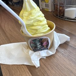 Bar Laitier Du Phare Ouest Enr - Orange soft serve