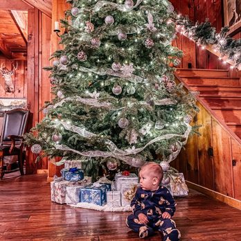 Sierra Sky Ranch - Christmas decor - Hotels Near Me - Oakhurst, California