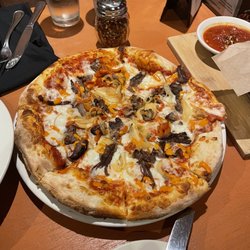 Cafe Mundial - Filet Mignon Pizza