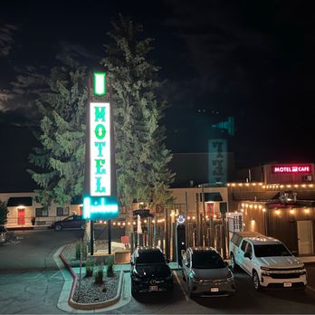 RSVP Hotel - Full moon at RSVP - Hotels Near Me - Bozeman, Montana