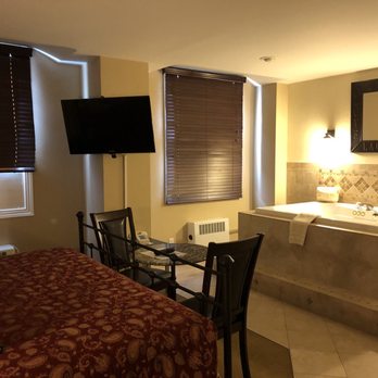 Mountaineer Hotel - Hotels Near Me - Williamson, West Virginia