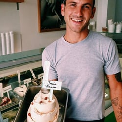 Coletti - Matthieu presentando el sabor Bacio Bianco (chocolate blanco con pedacitos de avellanas)