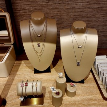 Kendra Scott - Holiday jewelry. - Jewelry Near Me - Schaumburg, Illinois Kendra Scott - Holiday jewelry. - Jewelry Near Me - Schaumburg, Illinois