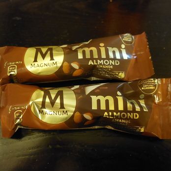 Au Chalet de la Marionnette - Kids' Menu Dessert (Magnum Mini Almond) - Hot Dogs Near Me - Chessy, 77