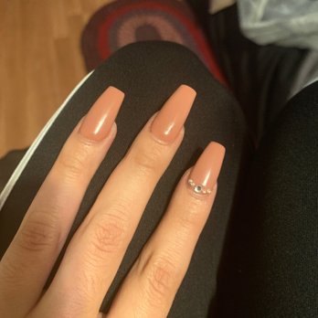24/7 Nail & Spa - Middle finger nail longer than rest of nails - Nail Salons Near Me - Baytown, Texas 24/7 Nail & Spa - Middle finger nail longer than rest of nails - Nail Salons Near Me - Baytown, Texas