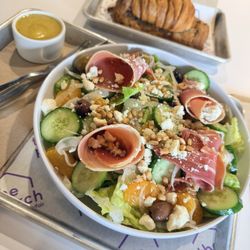 Salad with prosciutto