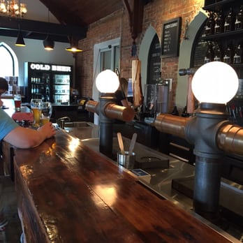 Silversmith Brewing - The bar - Breweries Near Me - Niagara-on-the-Lake, Ontario Silversmith Brewing - The bar - Breweries Near Me - Niagara-on-the-Lake, Ontario