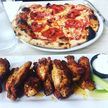 Di Prinzio's Kitchen - Pizza & wings! Yum!! - Cocktail Bars Near Me - Clayton, New York